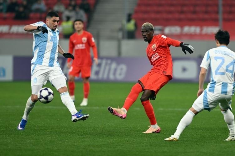 kaiyun-海港半场闪电破门！克劳德将功补过，轰海港处子球后拥抱穆帅